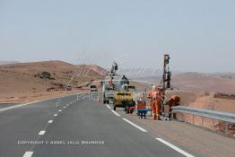 Image du Maroc Professionnelle de  Travaux sur l'accotement de sécurité sur le prolongement de l'autoroute l'autoroute Casablanca - Marrakech, le 8 Mai 2007. (Photo / Abdeljalil Bounhar) 